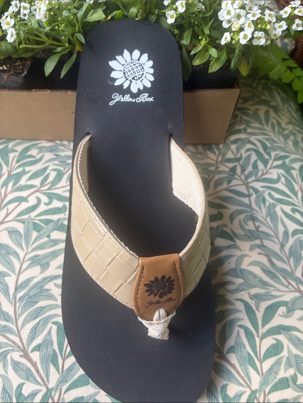 NEW! Y E L L O W B O X 🌻 sz 9 Women’s ABENEGO TAUPE Flip Flop Sandals! 🌻 - Picture 2 of 6